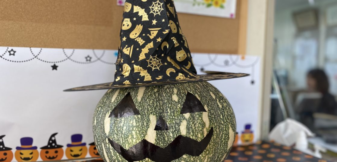 ハロウィン装飾。魔女の帽子をかぶったかぼちゃのオブジェが施設内に飾られている